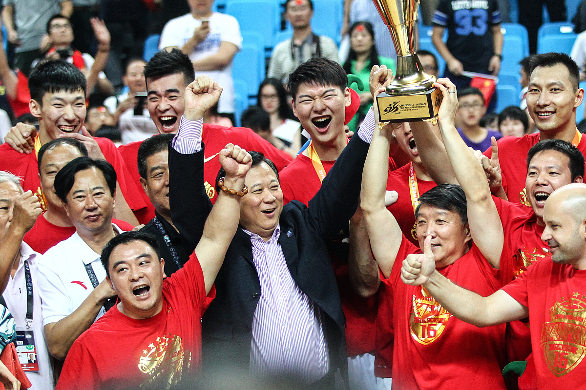 球员们在场上展现团队力量,获得胜利 球员们在场上展现团队力量,获得胜利