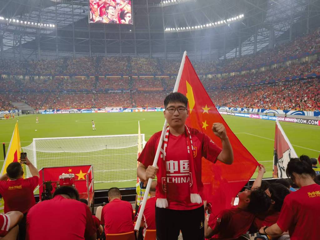 铁杆球迷们齐聚赛场，见证足球盛事盛大开幕的简单介绍