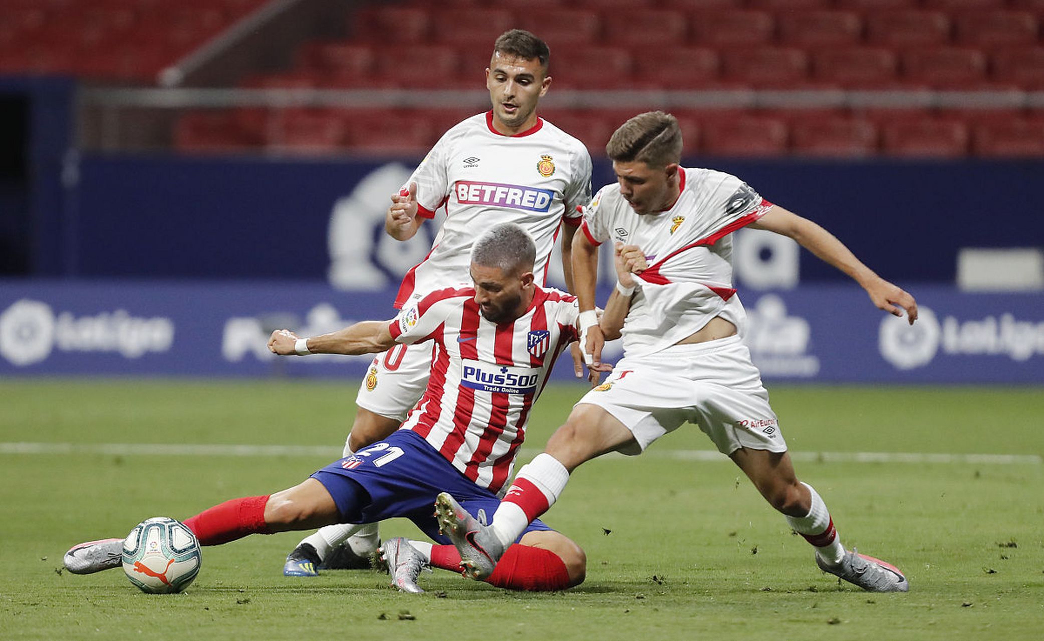 塞维利亚后卫表现出色,球队防守壁垒 塞维利亚后卫表现出色,球队防守壁垒